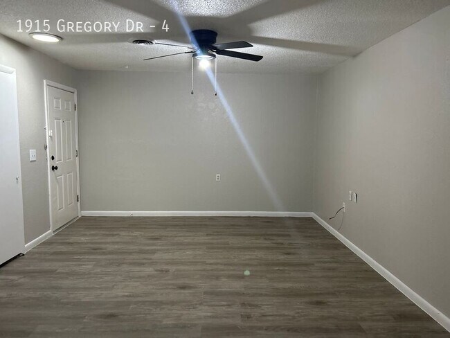 Foto del edificio - 1915 Gregory Dr