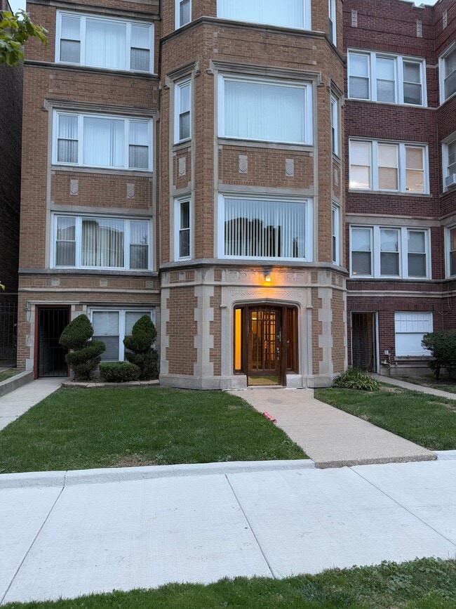 Photo - 8220 S Langley Ave (Chicago, IL) Apartment