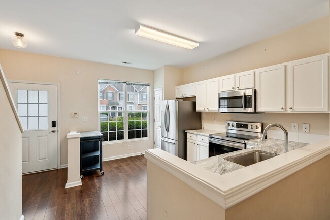 Foto del edificio - Charming 2 Bed/2.5 Bath Townhome!  Pet Fri...