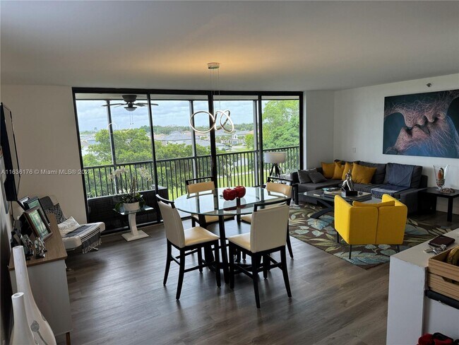 Foto del edificio - 105 Lake Emerald Dr