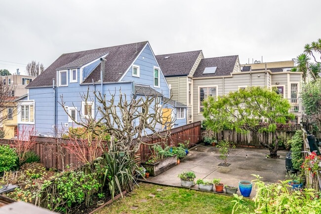 Foto del edificio - Noe Valley: Top Floor 2 bed 1 ba Condo w/ Finished Attic, Tandem Parking, W/D In-Unit, and Shared...