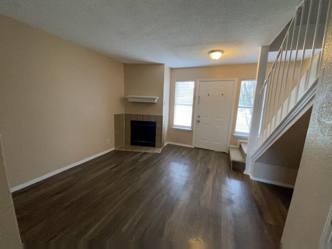 Entry & Living room - 10623 Starcrest Dr