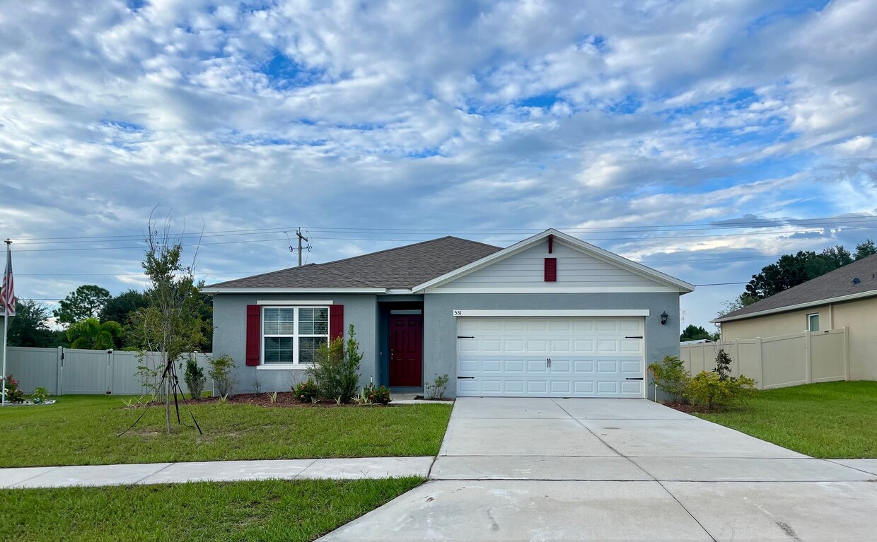 Foto principal - Stunning 4 bed/ 2 bath home!!