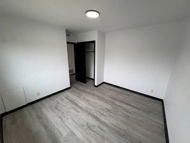Foto del edificio - 246-246 Parkview Blvd