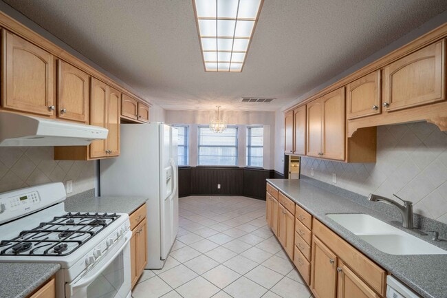 Building Photo - 3 Bed / 2 Bath in Broken Arrow!