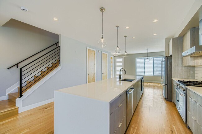 Foto del edificio - Beautiful, Modern 3 Bed/ 4 bath Home in Curtis Park! FIRST MONTHS RENT FREE!