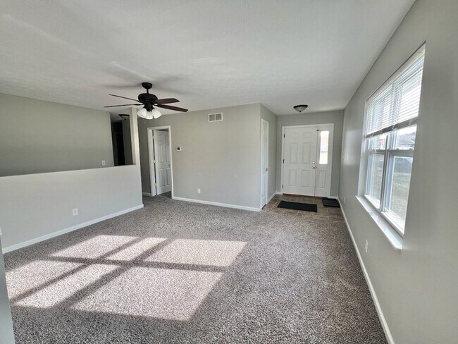 Building Photo - 807 Tamarack Ct