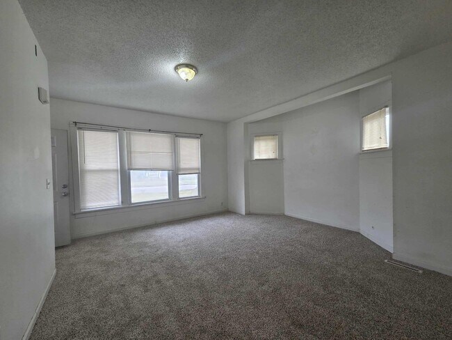 Foto del edificio - Spacious Home with large back yard!