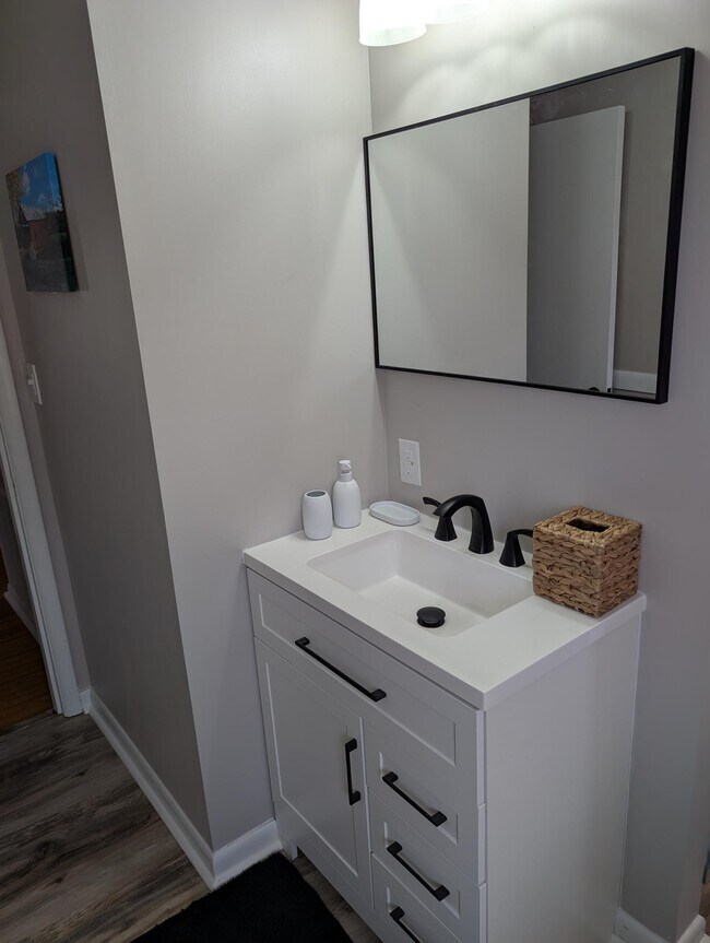 Building Photo - June St - 2 bed/2 bath