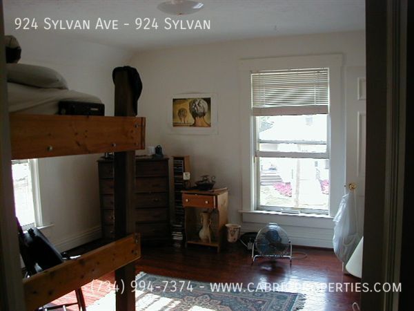 Building Photo - 924 Sylvan Ave