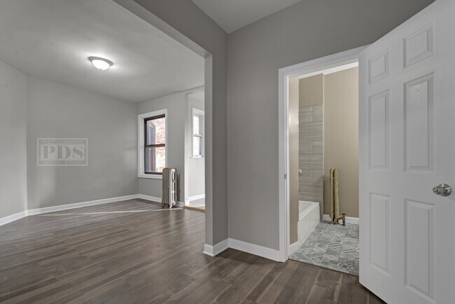 Building Photo - 832 E Hyde Park Blvd