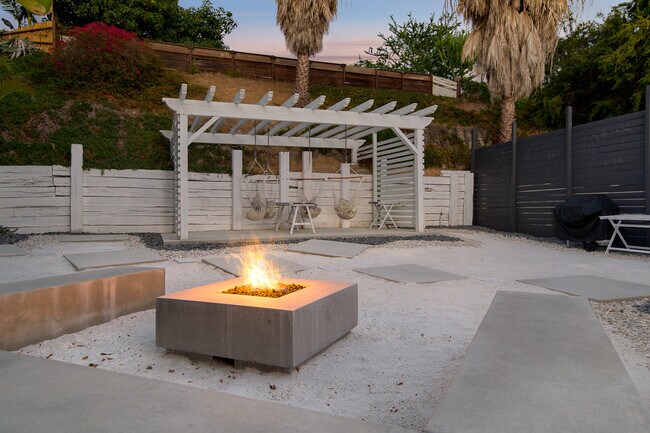 Foto del edificio - 2448 Sarbonne Dr