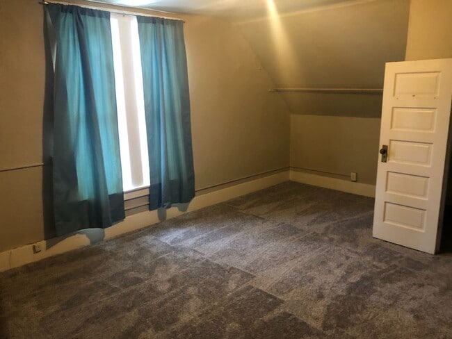 Building Photo - 2 bedroom/1 bathroom