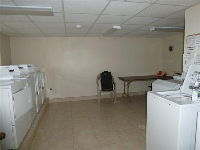 Lavandería compartida - 21320 Brinson Ave