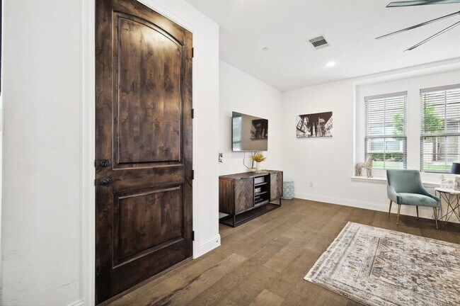 Foto del edificio - 5200 McPherson Ln