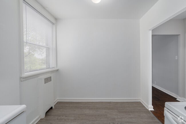 1BR, 1BA - 768SF - Kitchen Dining Area - Mermont Plaza Apartments