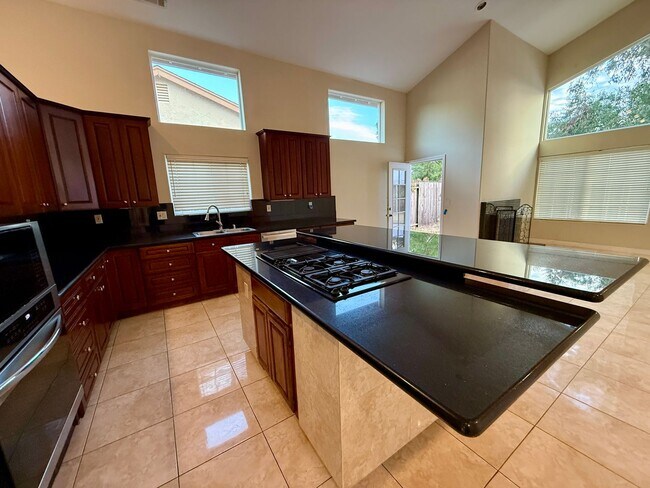 Foto del edificio - 9 Rooms  6 Bedroom 4 baths Granite Kitchen Executive Home For $5990