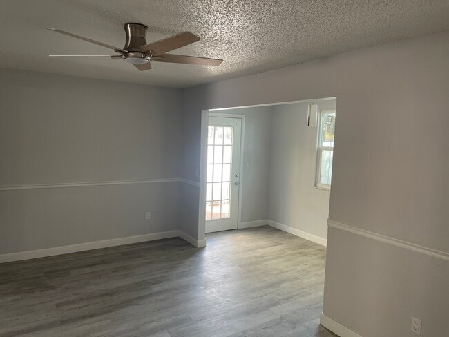 Open and airy floor plan - 152 Douglas Rd W