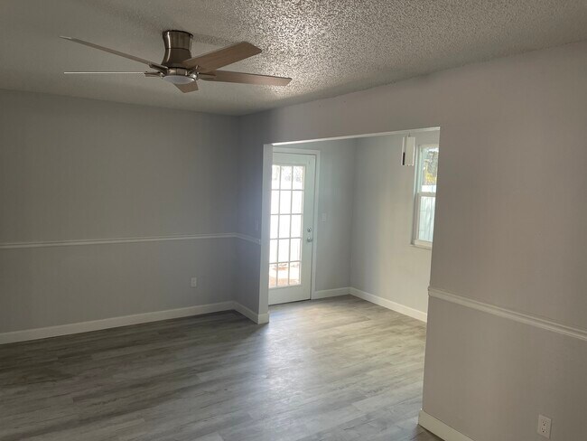 Plano de planta abierto y luminoso - 152 Douglas Rd W