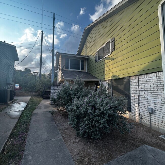 Foto del edificio - 7204 Creekside Dr