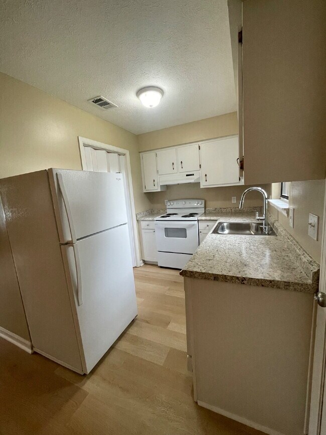 Building Photo - 2/1.5 Townhouse, Fenced Backyard, Located ...