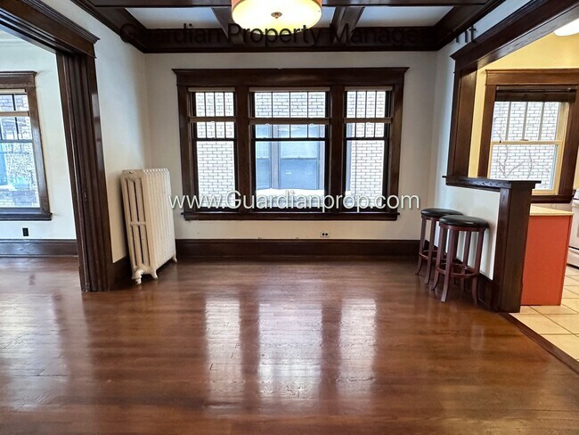Foto del edificio - Spacious Condo With Office, Dishwasher, 1 Parking Space, Hardwood Floors, Free Laundry