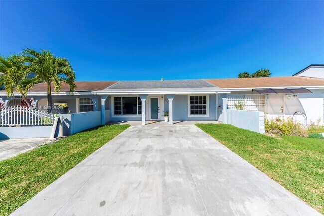 Foto del edificio - 19021 NW 45th Ave