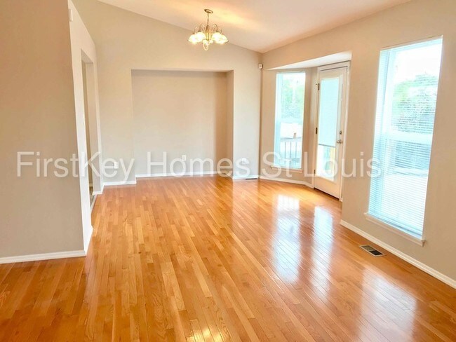 Foto del edificio - 14 Rivermeadows Dr