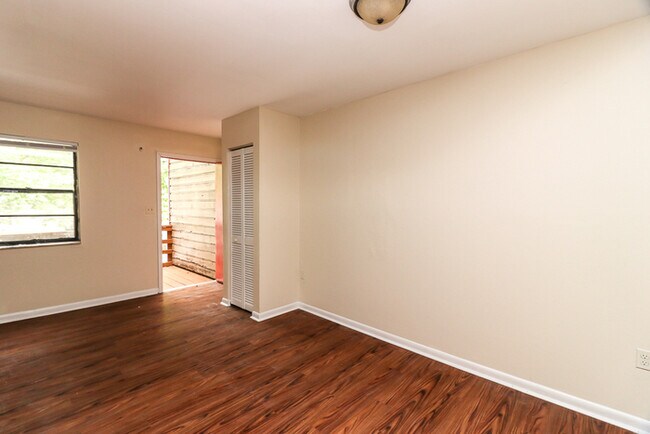 Building Photo - Adorable 2/1 in Sugatfoot Oaks