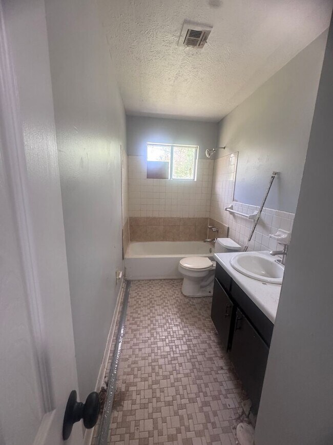 Foto del edificio - Newly Renovated Virginia Loop Road Home