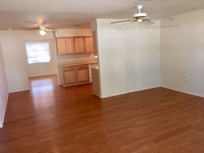 Building Photo - Spacious 3/2 with fenced yard