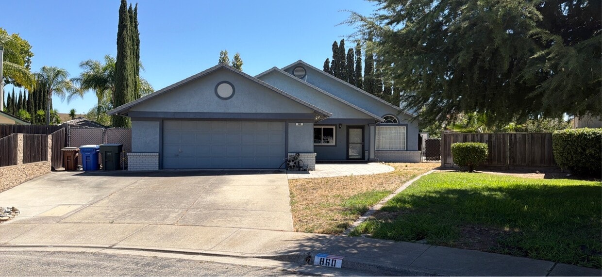 Building Photo - 860 Souverain Ct
