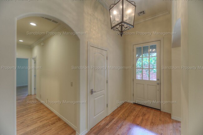 Building Photo - For Lease | Jenks Schools | $2300 Rent