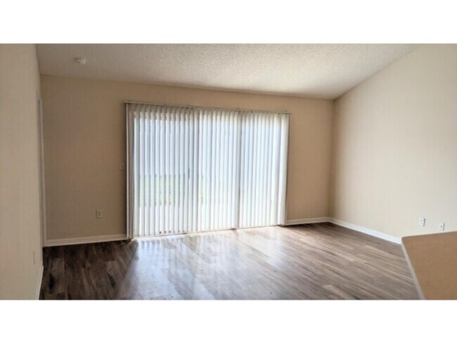 Foto del edificio - Duplex in Southern Palm Coast - 50% OFF 1st Month's Rent