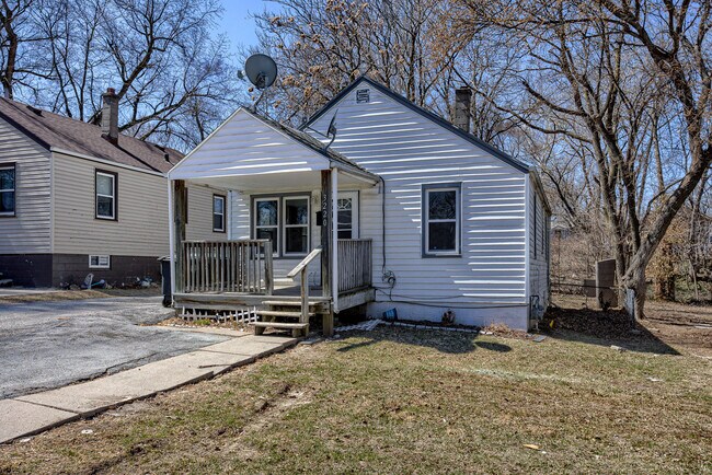 Building Photo - 3220 N 40th St