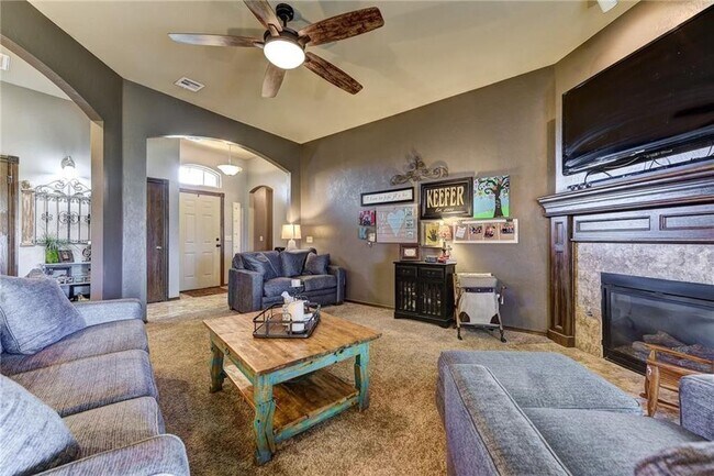 Building Photo - NOVEMBER RENT FREE + 4 Bedroom Home in Pie...