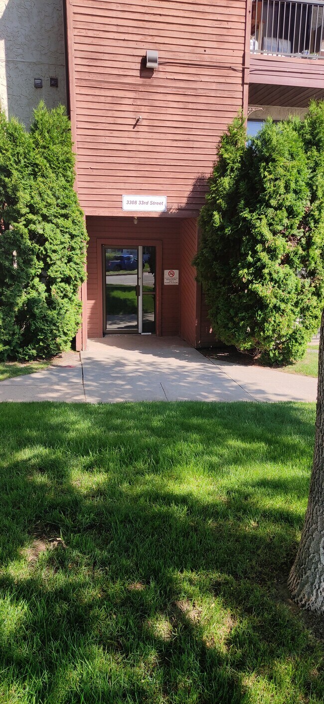 Photo du bâtiment - 3308 33rd St W