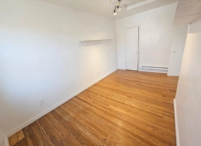 Foto del edificio - 807 Hazlett Ave