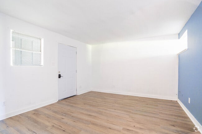1BR, 1BA - Living Room - 640 E Pipkin St