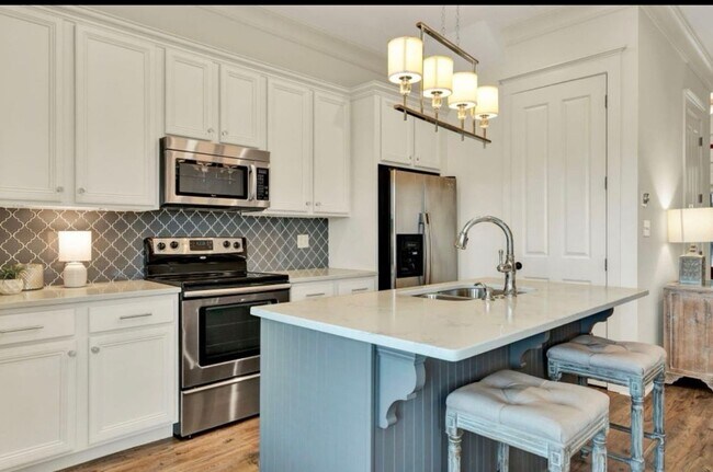 Foto del edificio - BEAUTIFUL EXECUTIVE TOWNHOME FOR RENT