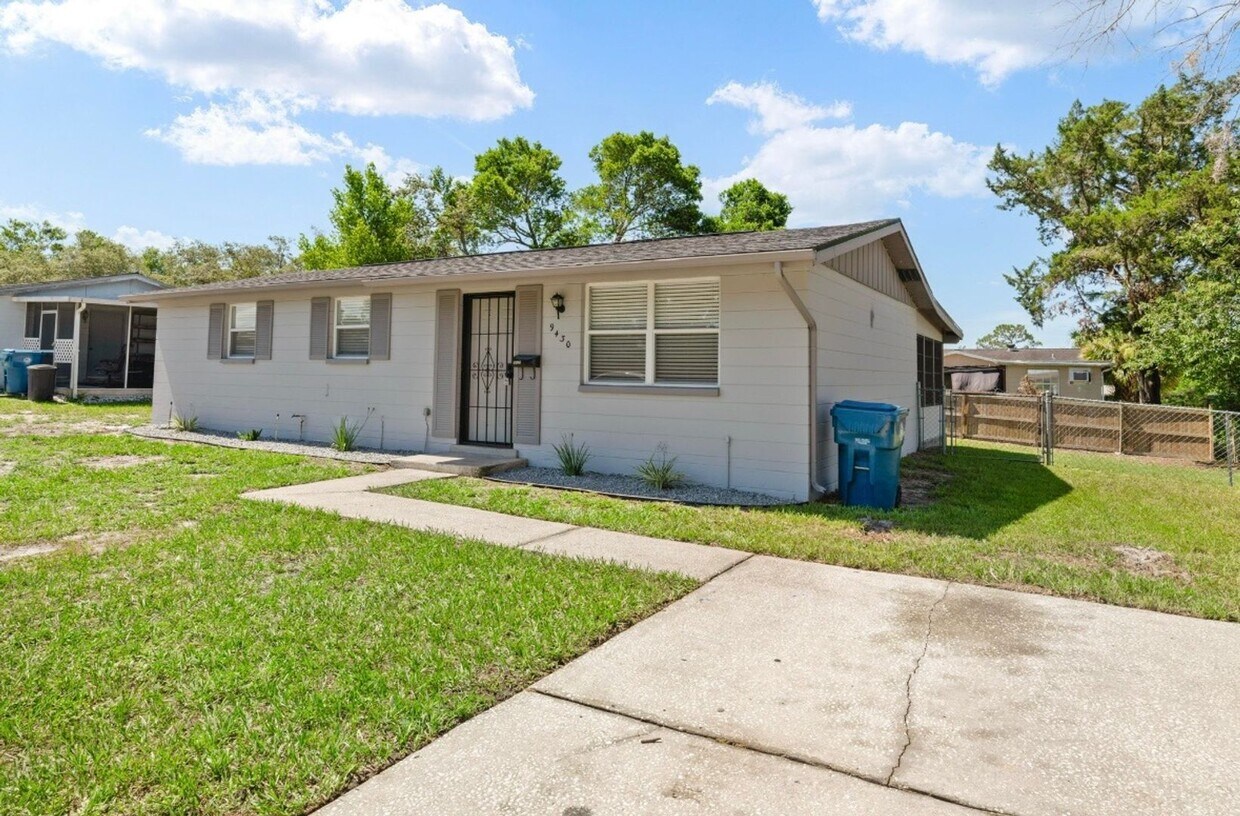 Foto principal - Renovated 3 bedroom 1 Bathroom fenced yard...
