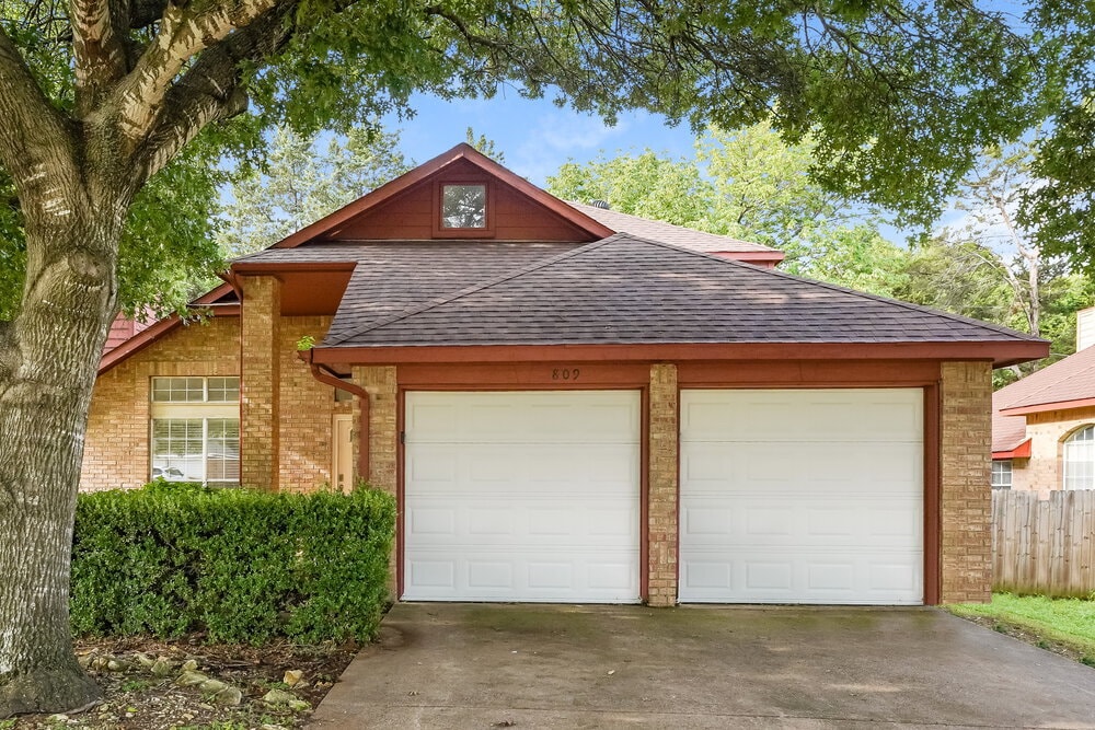 Primary Photo - 809 Clover Hill Ln
