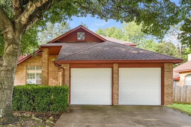 Building Photo - 809 Clover Hill Ln