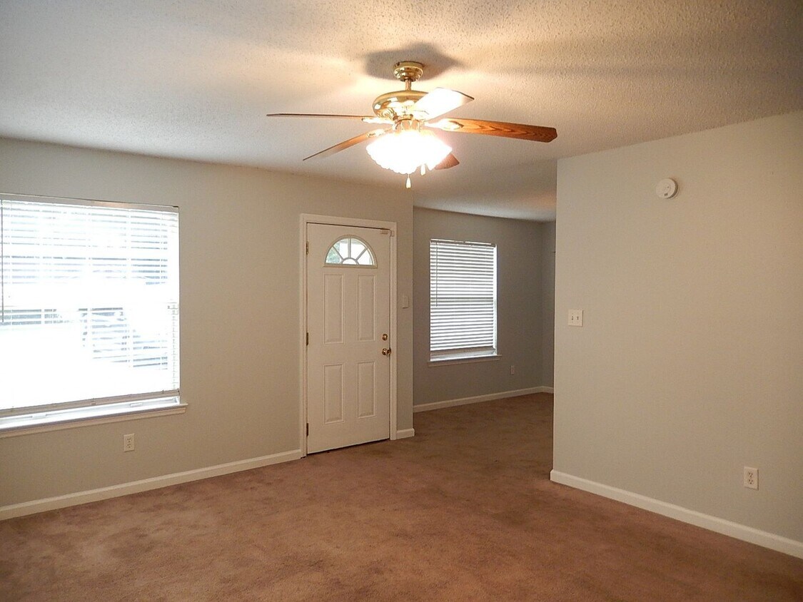 Primary Photo - LOVELY & Spacious 3/2 Twn, New Plank Floor...