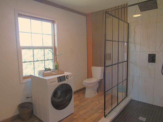 Foto del edificio - Fully Furnished Humble Duplex on the Water