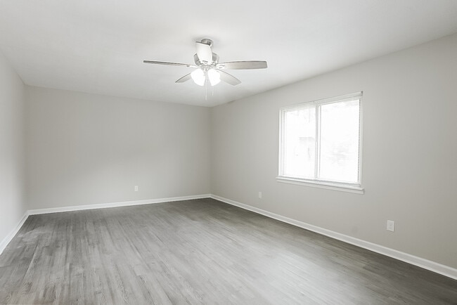 Foto del edificio - 4072 Old Trail Rd W