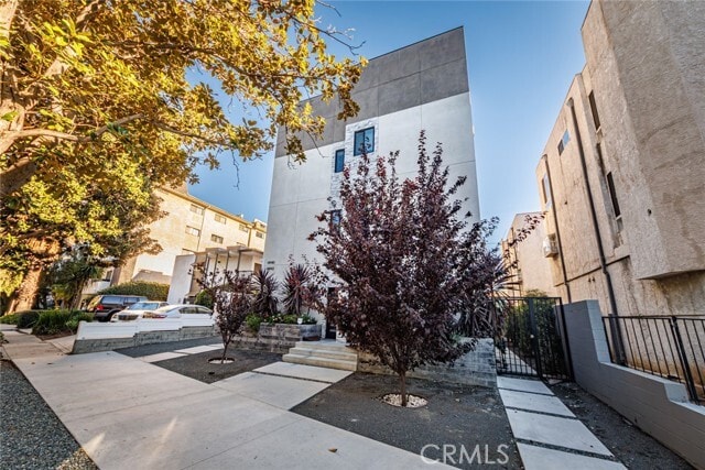Building Photo - 14944 Moorpark St