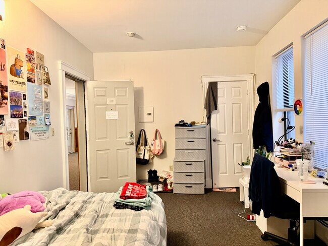 Foto del edificio - 829-833 Beacon Unit 103