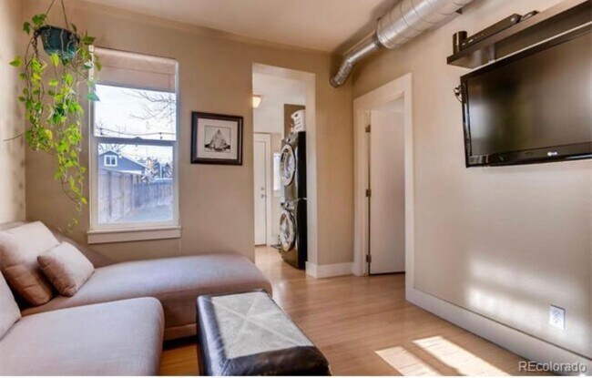 Building Photo - Updated 2-bedroom, 1-bath townhouse in the...
