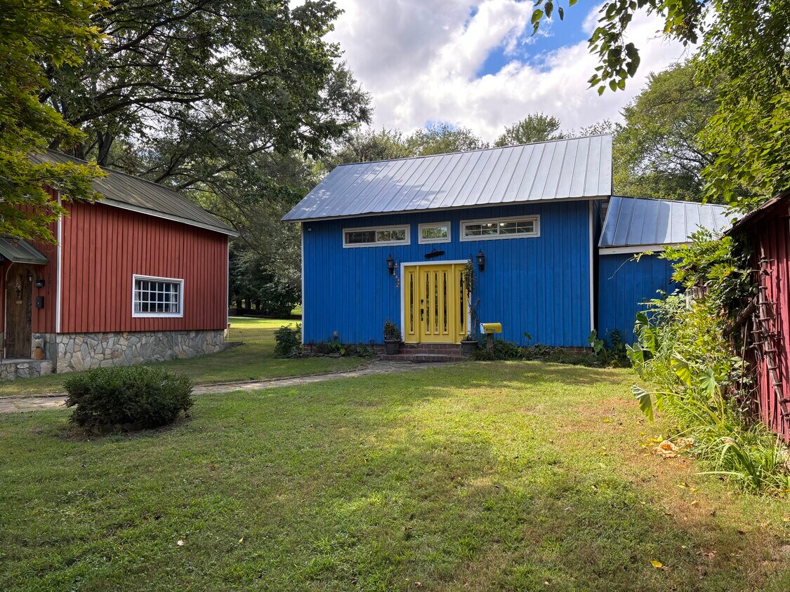 Cottage with loft - 4045 Caribon St